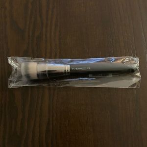 MAC Cosmetics 170 Slant Brush